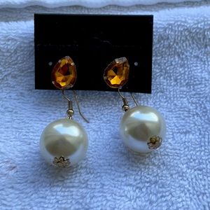 2 pairs of earrings